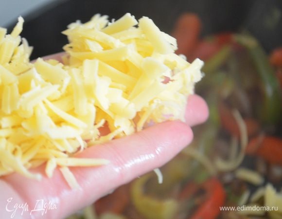 Добавить половину пармезана и тушить на слабом огне, а тем временем поставить вариться пасту.
