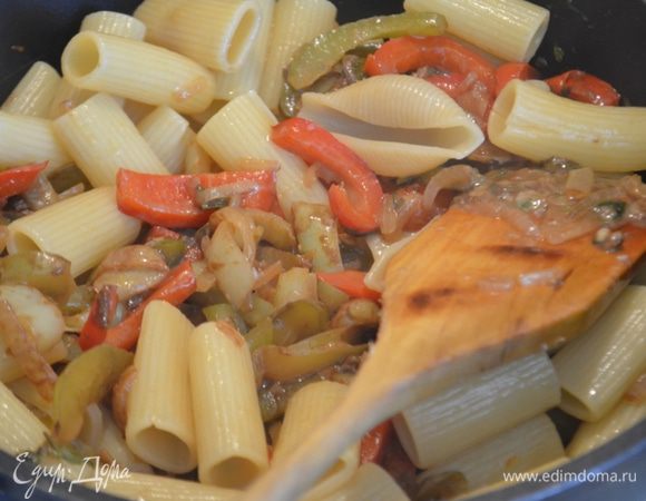 Добавить готовые макароны к овощам, добавить петрушку, немного воды. Готовую пасту сбрызнуть оливковым маслом, посыпать пармезаном оставшимся и подавать немедленно!