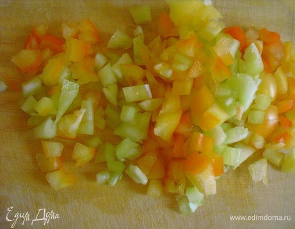 Перец нарезать кубиками.