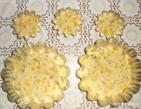 Полученную массу выложить в формочки.
Запекать 12-15 минут.