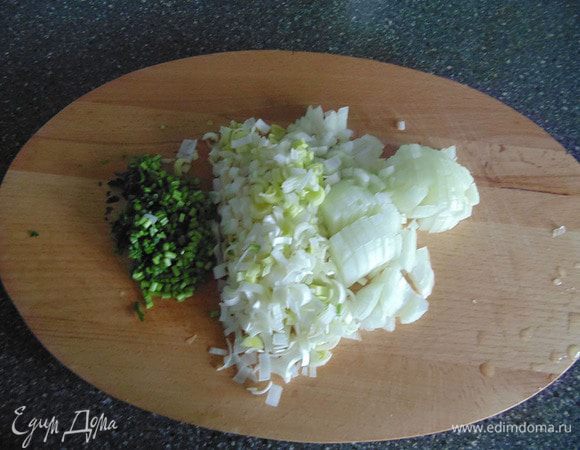 Мелко порезать  репчатый лук, лук-порей и сельдерей.