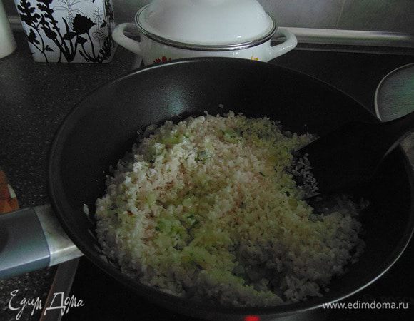 Добавить  к овощам рис и жарить на среднем огне, теперь уже до прозрачности риса.
