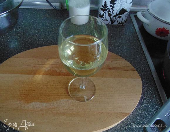 Влить в рис немного сухого белого вина. Можно обойтись и без него! Джейми рассказывал, что сами итальянцы предпочитают вино не добавлять.Я делаю и так, и так...В любом варианте получается вкусно!
Помешивать, пока вино не впитается в рис!