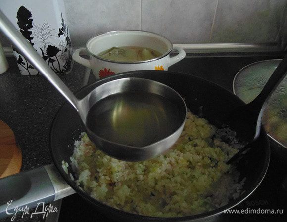 Затем, рис немного посолить и , в течение 17 минут, готовить на среднем огне, добавляя по половнику бульона, постепенно...Не забывать помешивать! Добавлять бульон нужно только тогда, когда впитается первая партия и рис начнет загустевать!