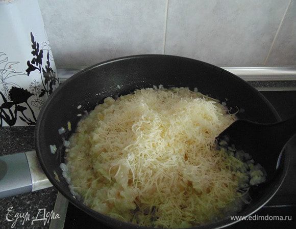 Убрать рис с огня и приправить хорошей горстью пармезана! Быстро все перемешать!