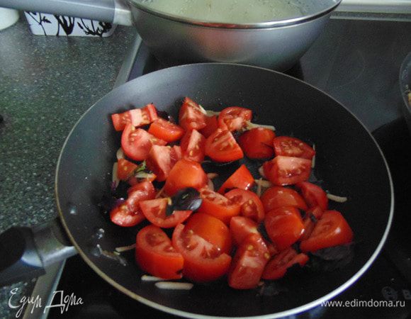 Все обжарить в  небольшом количестве оливкового масла в течение 5 минут. 
Помидоры должны дать немного сока и чуть закарамелизоваться. Не надо их сильно ужаривать!