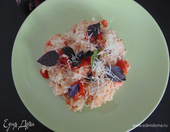 Если смешать основу с помидорами , добавить немного базилика, чуть-чуть оливкового масла и немного пармезана, то наше ризотто приобретает другой вид и совсем другой вкус!
Можно добавить в основу зеленый горошек, мяту, петрушку. В самом конце- козий сыр, кусочек слив. масла и пармезан.Будет другая песня!
Экспериментируйте! Удачи!И приятного аппетита!