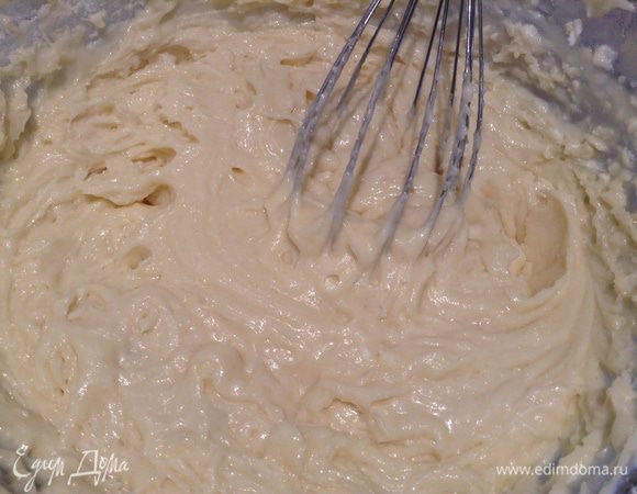Взбить яйца (без фанатизма), добавить сахар и продолжить взбивать. 