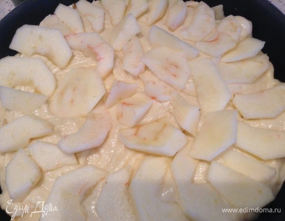 Добавляем творог, муку, разрыхлитель, заливаем тестом яблоки и тыкву. Украшаем яблоками и орехами.