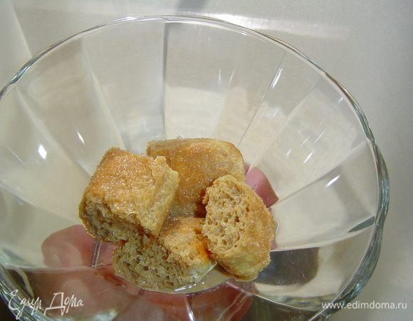 Растворимый кофе заливаем 50 мл кипятка, растворяем, даем остыть, а затем добавляем ликер и еще раз перемешиваем.
Печенье разламываем на небольшие кусочки (2 шт. оставляем для украшения) и половину выкладываем на дно двух креманок, сверху заливаем по 1,5 ст.л. кофе с ликером.