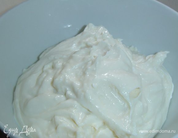 Сверху выкладываем кремовую массу (половину),