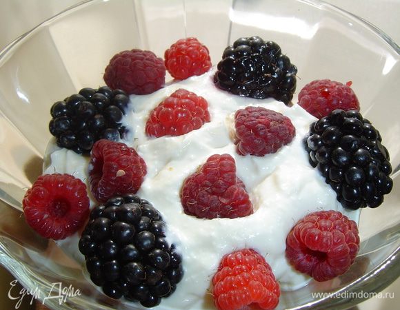 на нее кладем малину и ежевику, оставив несколько ягод для украшения. 