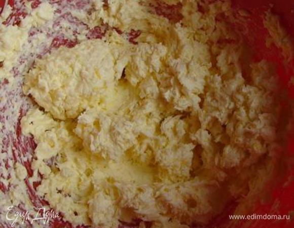 Смешать сливочное масло, пармезан, лимонную цедру и молоко. Посолить и поперчить. Слегка взбить миксером до однородной консистенции.  Добавить по одному яйца.