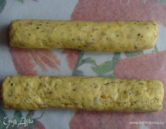 Сформировать из теста 2 бруска примерно 30 см в длину и 2 см диаметром.
На противень постелить пергаментную бумагу, выложить на нее бруски и отправить в духовку, разогретую до 180 градусов. Выпекать 20 минут.