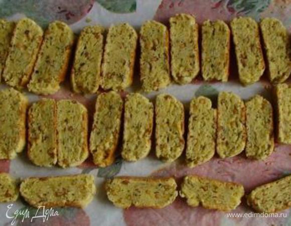 Вынуть бруски из духовки, нарезать их ломтиками и снова отправить в духовку. Выпекать примерно 40 минут, пока бискотти не станут сухими.