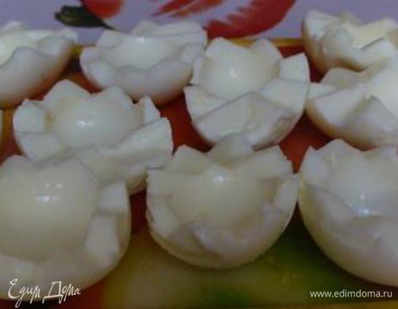 Яйца отварить вкрутую. Разрезать вдоль пополам (можно фигурным ножом). Вынуть желтки.