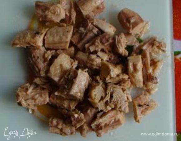 Слить масло с тунца.