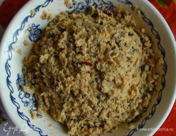 Все ингредиенты взбить в кухонном комбайне или блендере в однородную пасту или перекрутить через мясорубку. Если масса получилась суховатой – добавить масло с тунца, чтобы получился нежный крем.