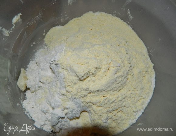 Сливочное масло достать из холодильника, переложить в замесочное блюдо оставить, чтобы оно согрелось. К маслу добавить пшеничную муку, кукурузную муку, разрыхлитель, цедру лимона, сахар, соль все перемешать, затем ввести яйца, еще раз все перемешать.
