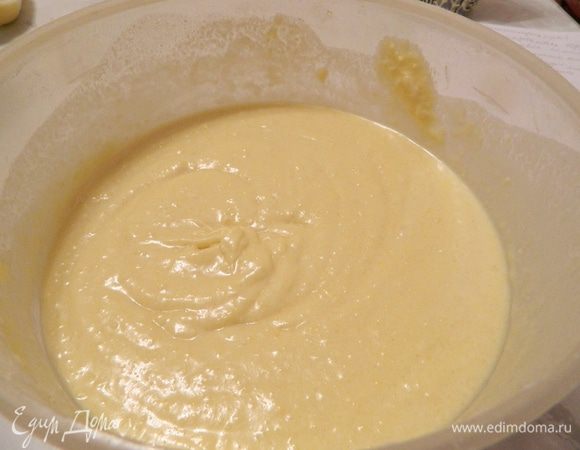 В последнюю очередь влить стакан молока, тесто должно получиться по консистенции как сметана.