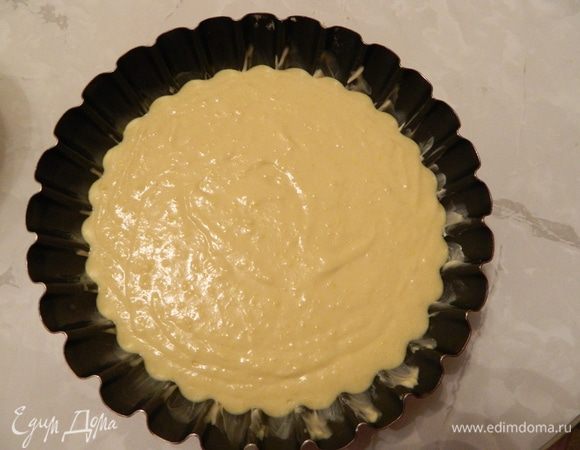 Форму для выпечки смазать маслом, вылить тесто и отправить в разогретую духовку. Выпекать 40 минут.