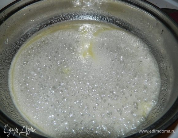 Пока печется пирог, приготовить глазурь. В сковороде с глубокими краями растопить 1 ч.л. сливочного масла, влить сок одного лимона, довести до кипения, затем всыпать 0,5 стакана сахара, кипятить 5 минут.