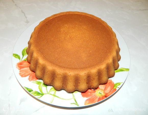 Пирог достать из духовки, переложить на тарелку.