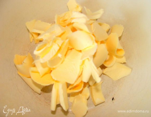 Масло нарежьте.