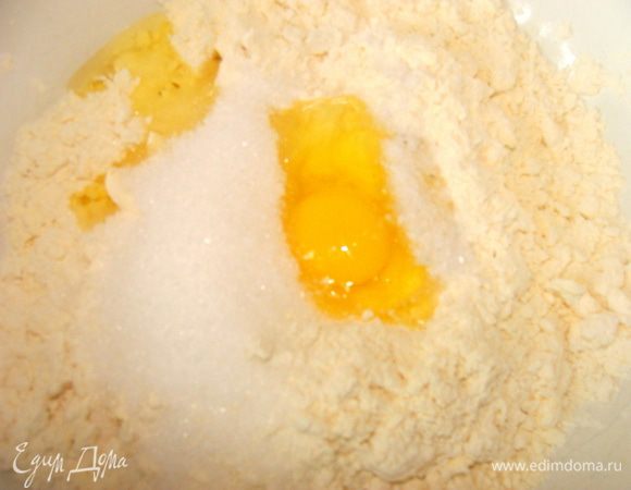 Добавьте желтки, сахар, соль, ванилин. Замесите крутое тесто.