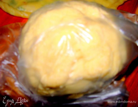 Тесто положите в пакет или пищевую пленку и уберите в холодильник на 30 минут.