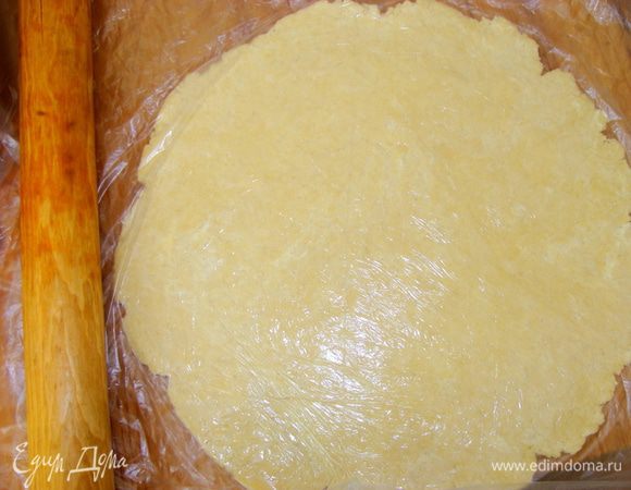 Раскатайте тесто между двумя слоями пленки. Я просто разрезаю пакет, в котором находилось тесто.