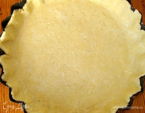 С помощью пленки очень легко переместить тесто в форму.