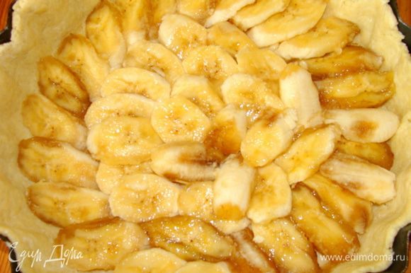 Бананы, почистить, порезать дольками и выложить в форму на тесто.