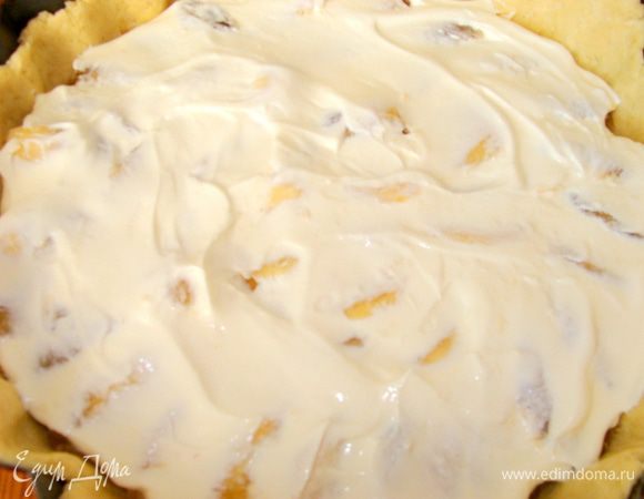 Сверху обильно смажьте сметаной. Поставьте в разогретую до 200°C духовку на 20 минут. В это время взбейте белки с сахарной пудрой.
