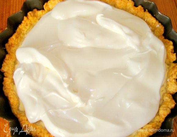 Аккуратно выложите взбитые белки и поставьте в духовку еще на 3 минуты. Я при этом увеличиваю температуру до 220°C.