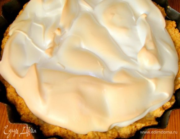 Вот что должно получиться! Но если вдруг белок осядет, страшного ничего не произойдет, вкус от этого не станет хуже. Достаньте пирог из духовки, переложите на тарелку и сразу поставьте в холод. 