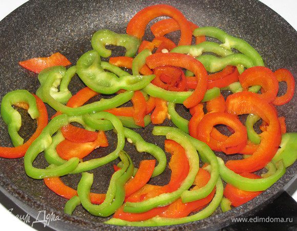 Пока тесто подходит, займемся начинкой. Болгарские перцы порезать тонкими полосками и обжарить на оливковом масле. Выложть в миску.