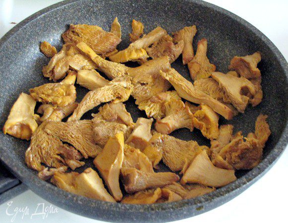 На этой же сковороде обжарить лисички или другие грибы.