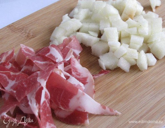 Оливки порезать колечками. Пармскую ветчину ленточками.