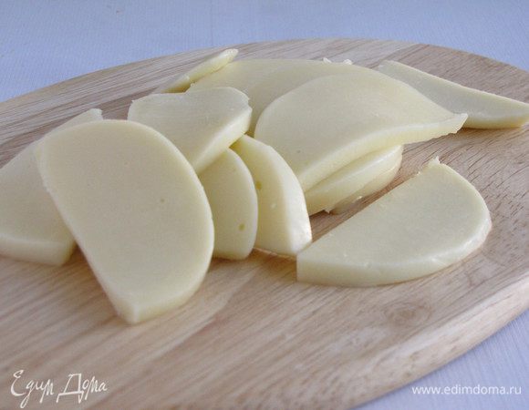 Моцареллу нарезать тонкими ломтиками.