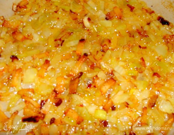 Сало и лук порезать и обжарить.