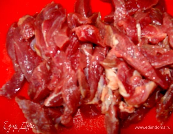 Мясо тонко порезать,присоединить к луку.