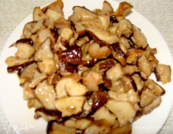 Добавить жареные белые грибы. Протушить еще 10 мин.