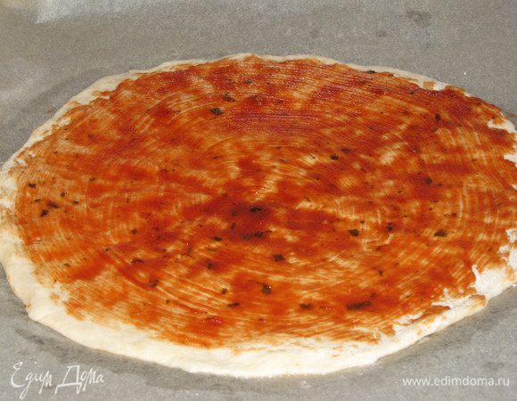 С помощью кулинарной кисти нанести на тесто кетчуп. И оставить на 15 минут для расстойки.