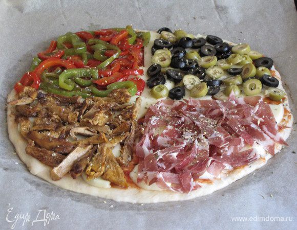 Сегменты заполнить приготовленными начинками. Начинку выкладываем погуще, для себя же делаем! ))))) Бумагу удалить. Выпекать пиццу в духовке при 220 град. 10 минут. 