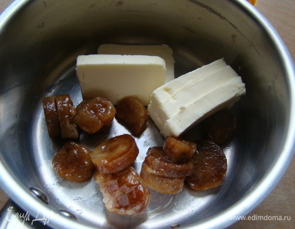 Масло сливочное, сок и коричневый сахар соединить, поставить на медленный огонь, чтобы получить однородный густой сироп. Добавить разрыхлитель и соду, погасить кипятком