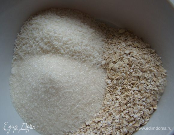 Отдельно смешать все сухие ингредиенты (сахар, кокос, хлопья, муку)