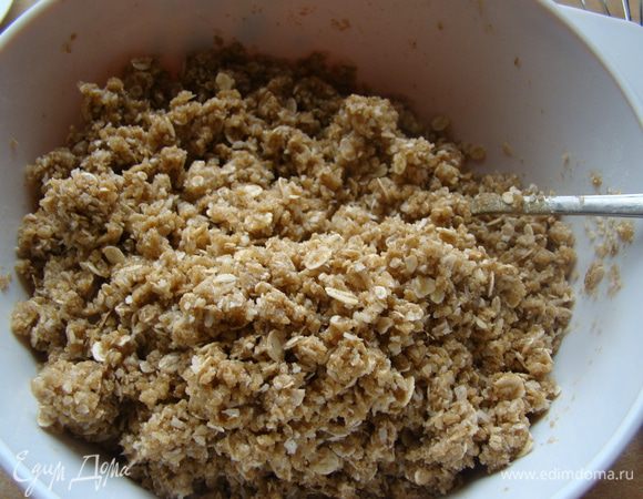 Залить сиропом, замесить ложкой тесто