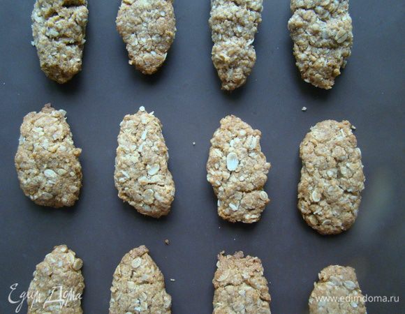 Печенье может показаться вам мягким, когда достанете его из духовки, но это не должно никого смущать - выкладываем на решетку. Через 5-10 минут печенье остынет и станет намного крепче. Приятного аппетита!