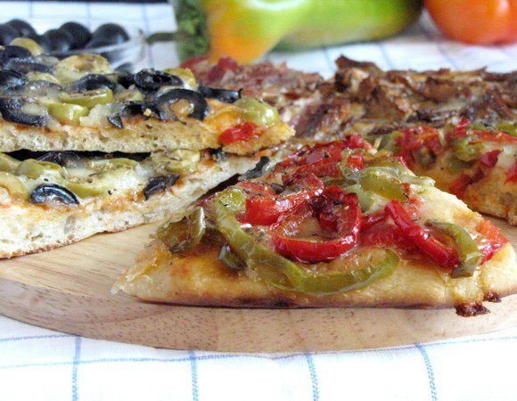 Пицца готова. Отрезайте понравившийся кусочек и наслаждайтесь. Приятного аппетита!